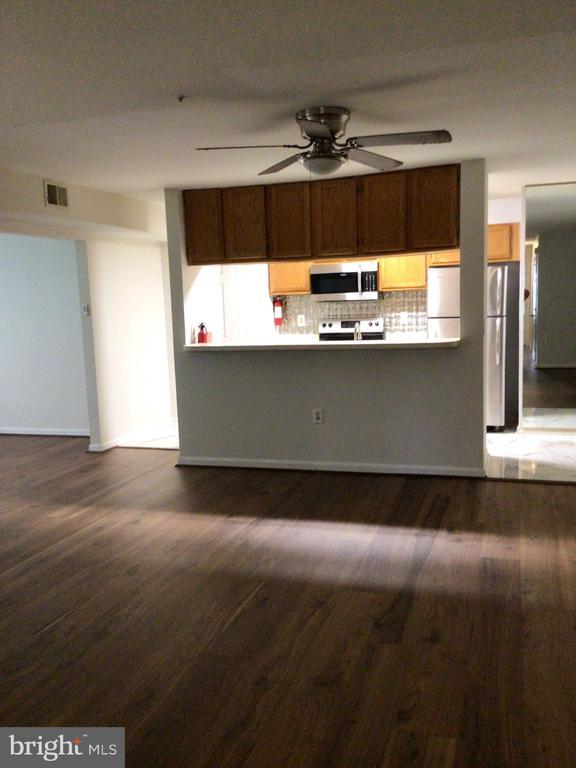 Building Photo - 9708 Lake Point Ct