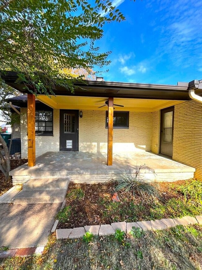 Building Photo - 2 Bed 1.5 Bath 1 Car Garage in the GRADY MUSGRAVE LAKESIDE Addition