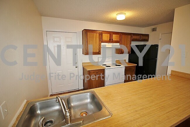 Building Photo - Affordable 2-Story 2/1.5 Townhome in Dunca...