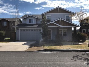 Building Photo - 4 Bedroom / 2.5 Bathroom Home in SE Bend