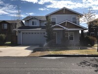 Building Photo - 4 Bedroom / 2.5 Bathroom Home in SE Bend