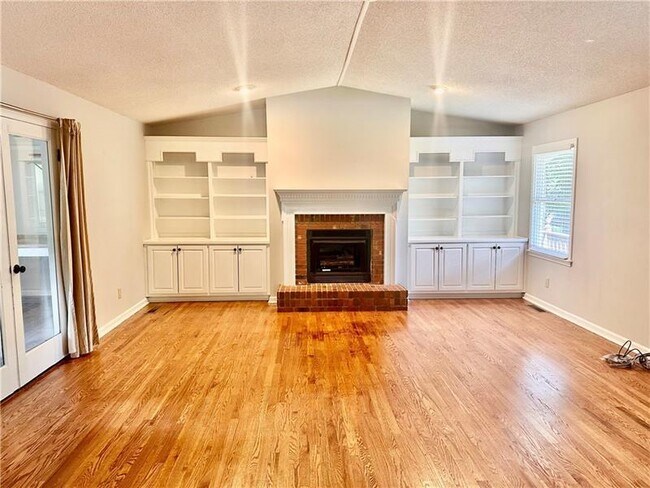 Building Photo - 2805 Pine Hill Dr