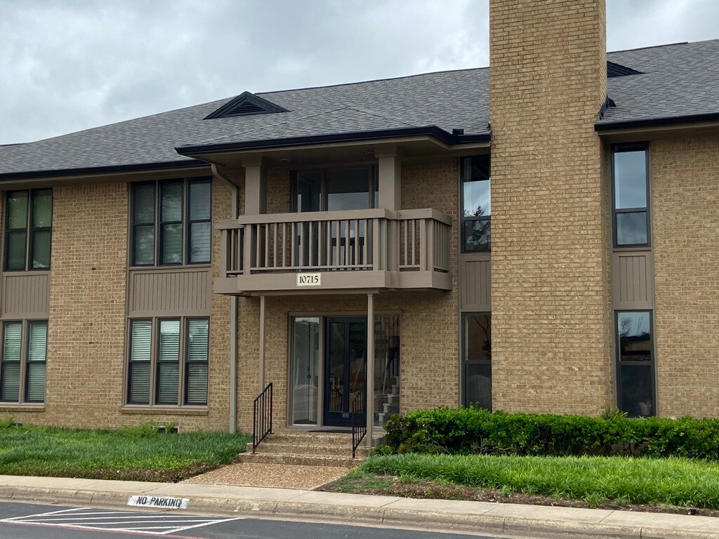 Building Photo - 10715 Park Village Pl