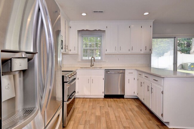 Building Photo - Cute Two Story With Nice Upgrades