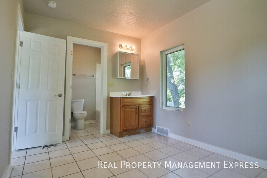 Building Photo - Great Upper level 1 Bedroom Apartment