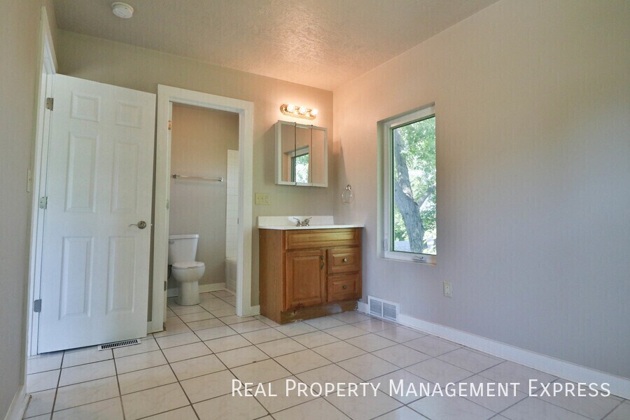 Building Photo - Move In by Feb 16 & Get One Month FREE