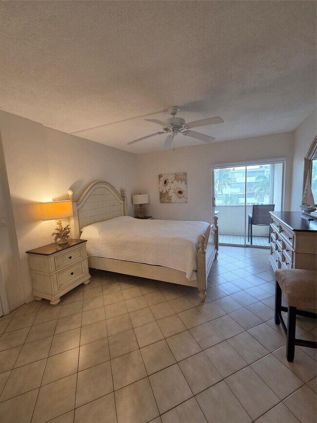Building Photo - 1333 E Hallandale Beach Blvd