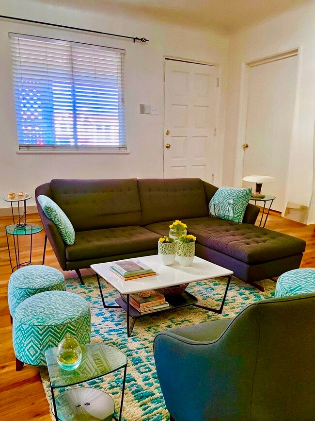 Building Photo - 502 Los Arboles Ave NW