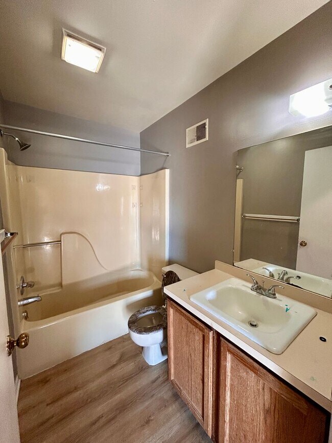 Building Photo - 20 N Poplar Ct