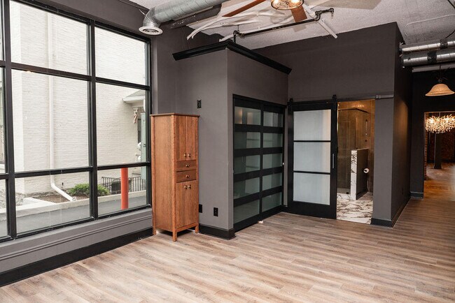 Building Photo - 275 S Limestone