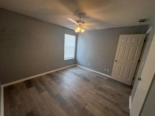 Building Photo - 424 Valley Dr
