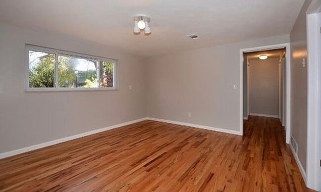 Building Photo - 325 N Roosevelt Ave