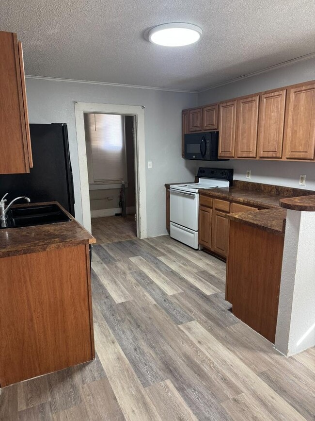 Building Photo - 207 1/2 College Ave - 207 Unit A