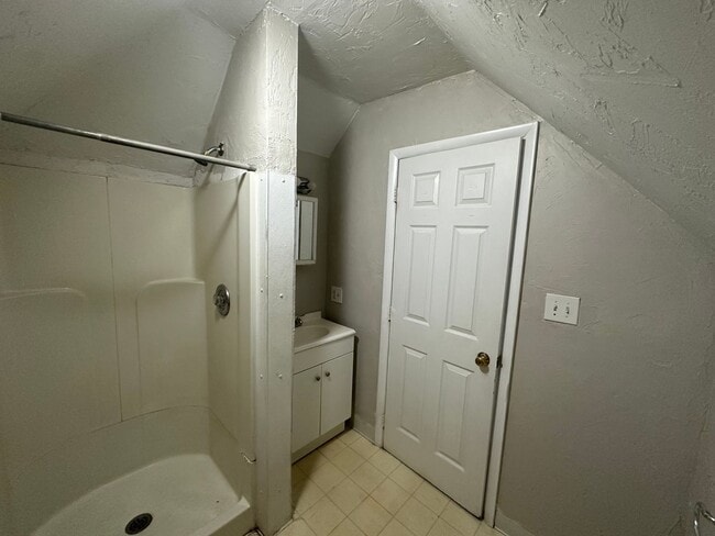 Building Photo - *** Shadyside * Large 4 Bedroom House For ...