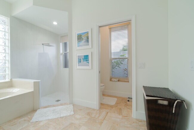 Building Photo - 1907 S Club Dr