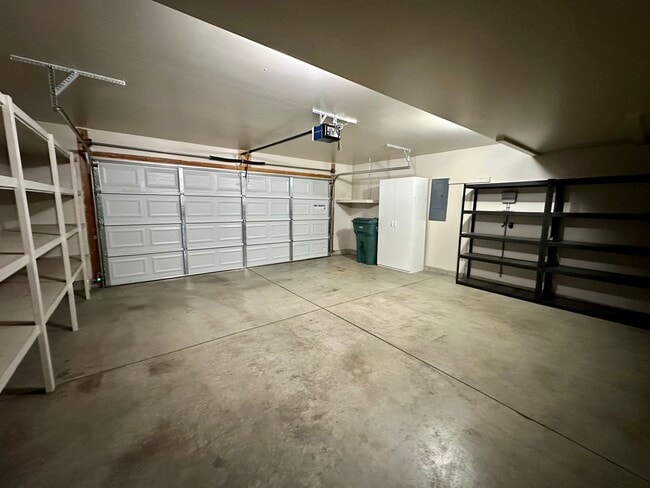 Building Photo - LARGE SINGLE FAMILY HOME ON CORNWALL (RPM#220)