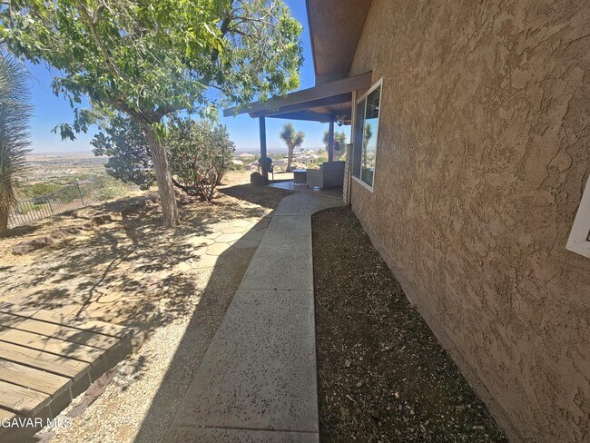 Building Photo - 615 Lakeview Dr