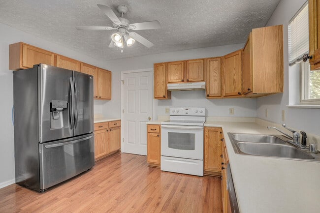 Building Photo - 330 River Rd