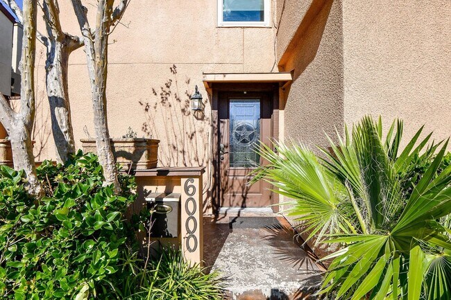 Building Photo - 6000 Inwood Dr