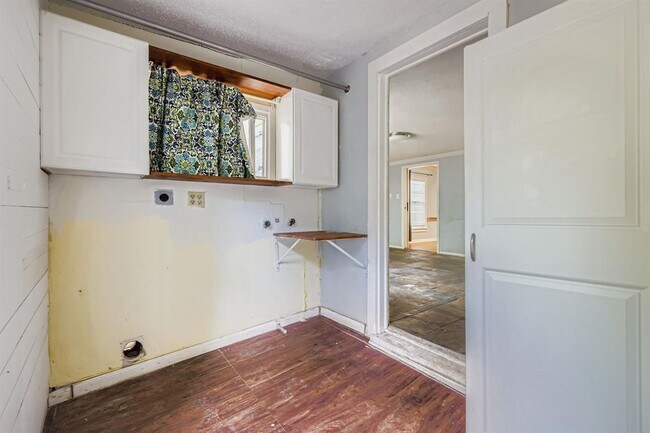 Building Photo - 1705 Kerr St