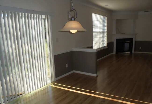 Building Photo - 2033 Cliffvale Dr