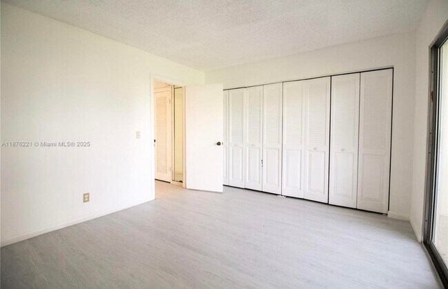 Building Photo - 319 Newport V