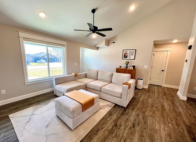 Building Photo - Modern Single-Family Home in Scenic Meadows Neighborhood