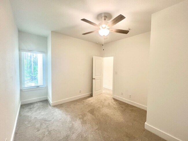 Building Photo - 107 Date Palm Ln
