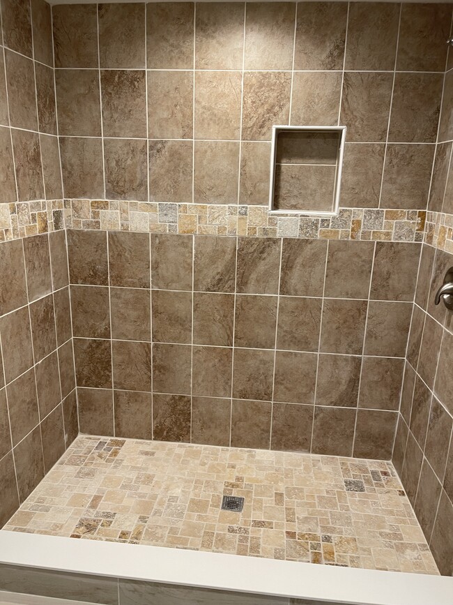 Building Photo - 8205 Londonderry Ct