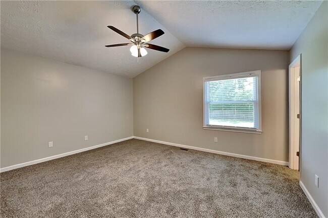 Building Photo - 450 Sumer Ln N
