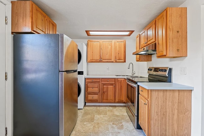 Building Photo - Charming 2 Bed, 1 Bath Rancher w/ Garage! ...