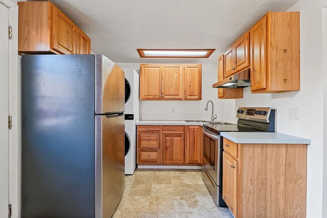 Building Photo - Charming 2 Bed, 1 Bath Rancher w/ Garage!