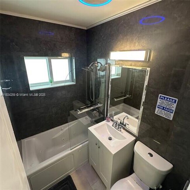 Building Photo - 17650 NE 19th Ave