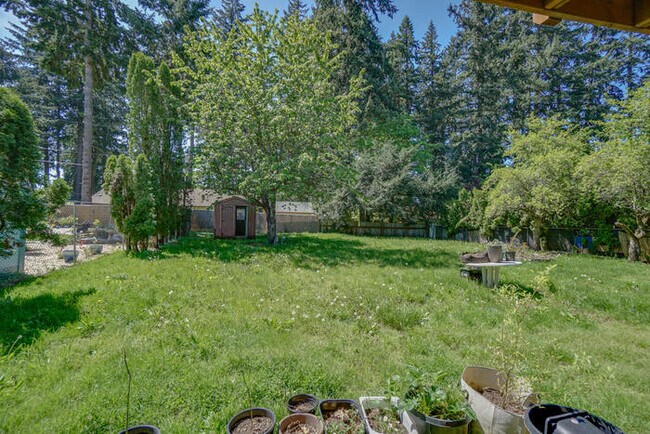 Building Photo - THREE BEDROOM NEAR LENA PARK
