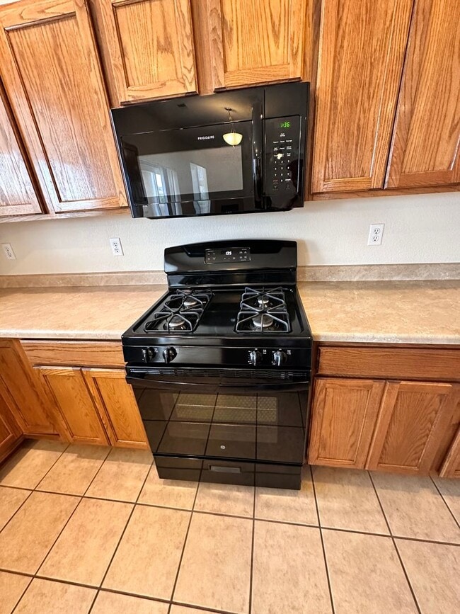 Building Photo - Stunning 2 story 2575 sq ft home- New Carpet