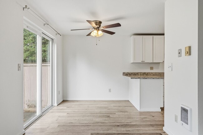 Building Photo - 3 bedroom 1.5 bathroom 2 story duplex in Lacey - North Thurston School District.