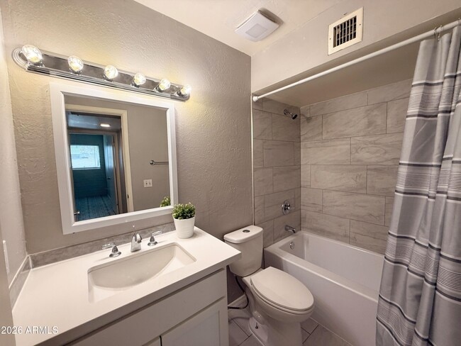 Building Photo - 1122 S McClintock Dr