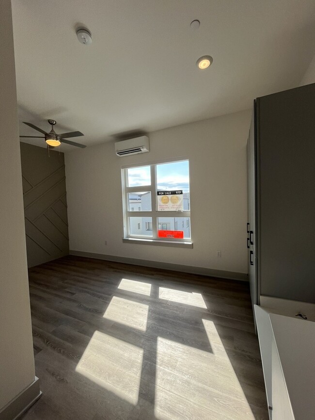 Building Photo - Studio Apartment minutes to Downtown Nashv...