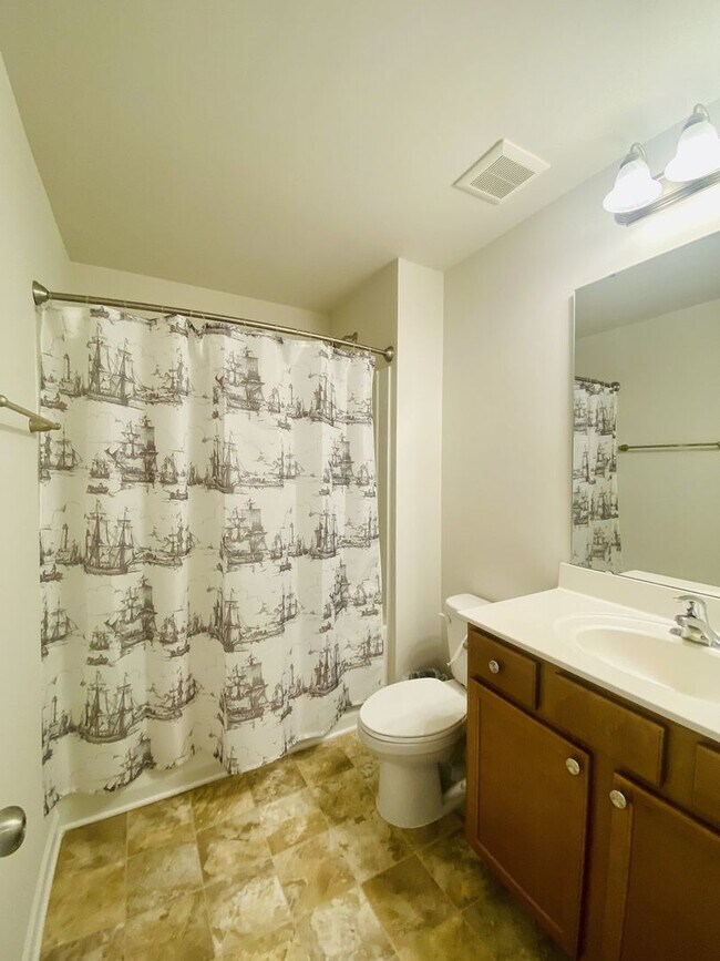 Building Photo - Stylish 3 Bed Townhouse with Granite Countertops and Hardwood Floors in Charlotte!