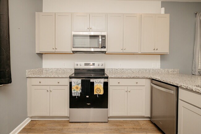 Building Photo - "One Level, Charming 3 bedroom 2 Bath in Goose Creek – 1256 Sq Ft of Comfort!"