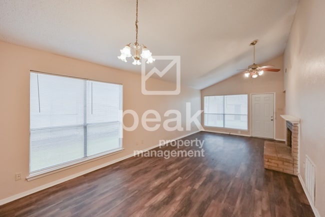 Building Photo - $1,549! 2/Bed1.5Bath duplex in Arlington!