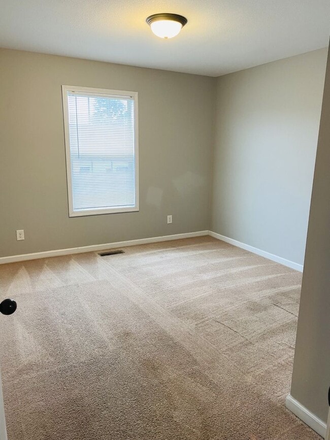 Building Photo - Beautiful Townhome
