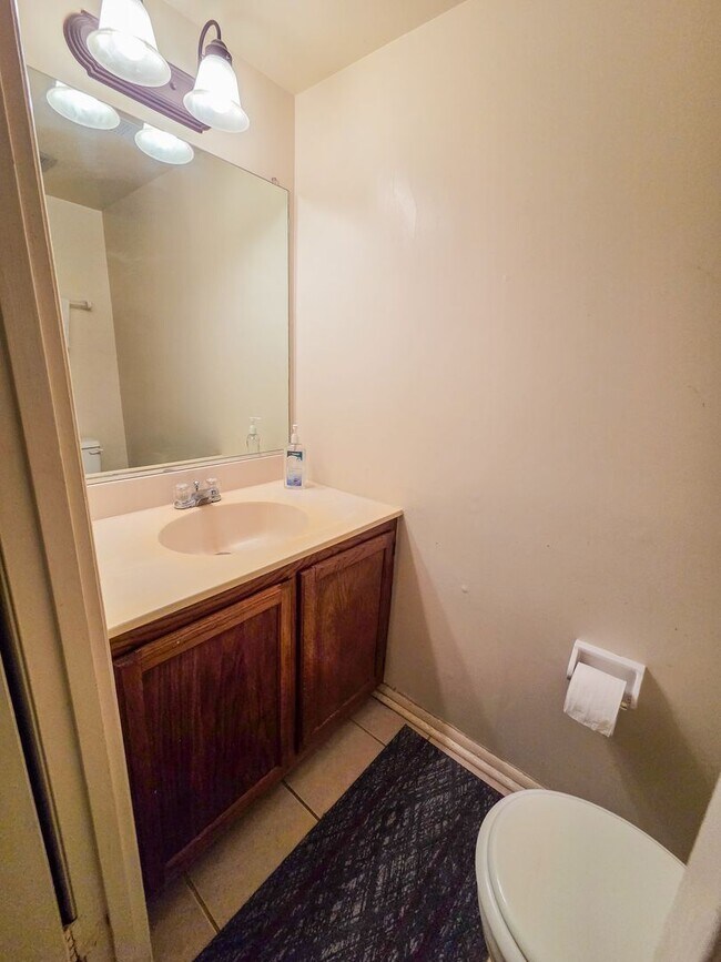 Building Photo - Beautiful 3BR Townhouse in Rockville/Derwood for early June Move-In!