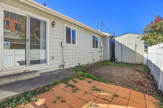 Building Photo - $2,350.00, 3 Bed, 2 bathroom located in De...