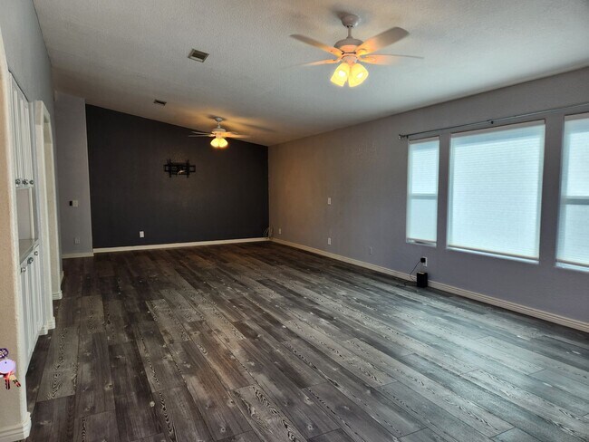 Building Photo - Stunning 3 bed / 2 bath Solar Home in Desi...