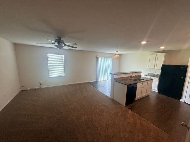 Building Photo - Beautiful townhome minutes from uptown
