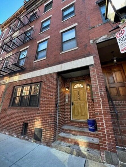 Building Photo - 204 Endicott St