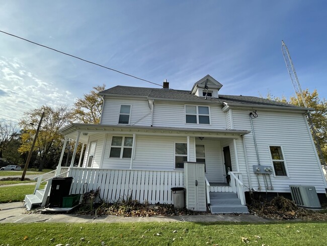 Primary Photo - 325 W 5th St