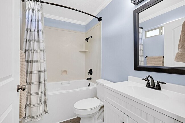 Building Photo - 2093 E View Dr