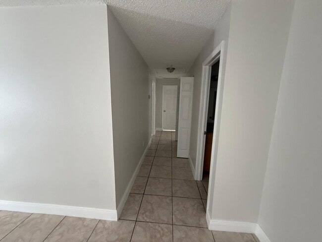 Building Photo - Spacious 3-Bedroom, 2-Bath Home in Prime O...